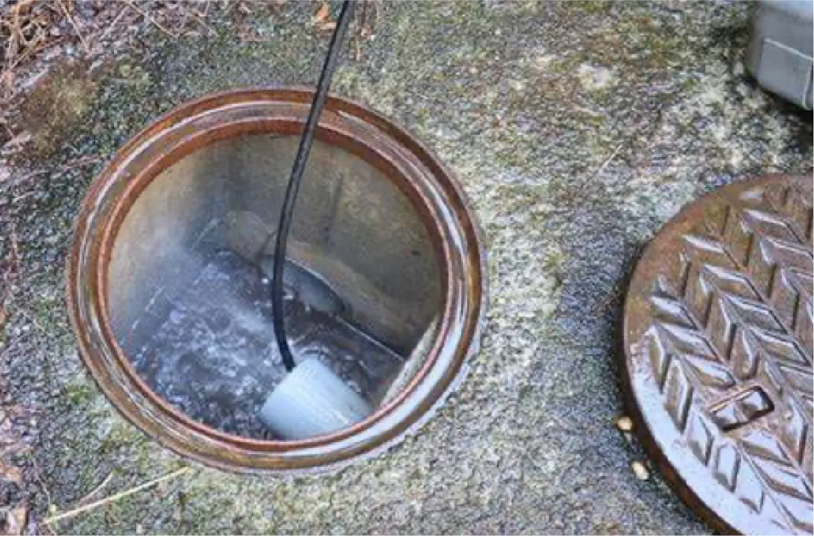 排水管を高圧で洗浄している様子